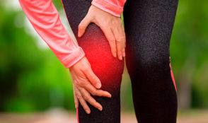 Douleurs aux genoux : reconnaître les symptômes, les causes et les traitements