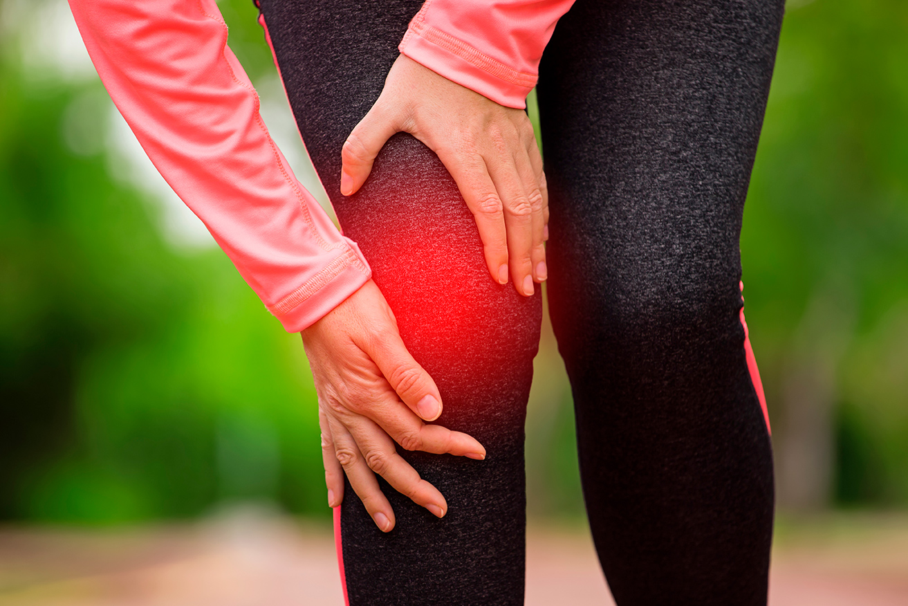 Douleurs aux genoux : reconnaître les symptômes, les causes et les traitements