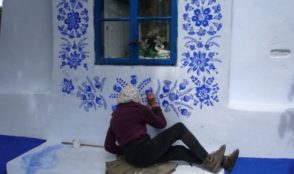Agnè, 90 ans, profite de sa retraite pour embellir les maisons avec des illustrations issues de la culture morave
