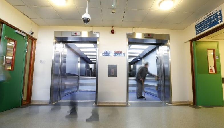 Ascenseur avec portes automatiques dans un hôpital