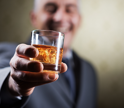 Un homme avec un verre de whisky