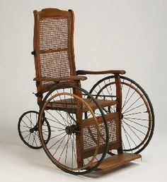 Fauteuil roulant du 19e siècle composé de bois et d’osier.