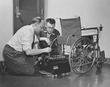 Le premier fauteuil roulant à propulsion a été conçu par George Klein en 1950.