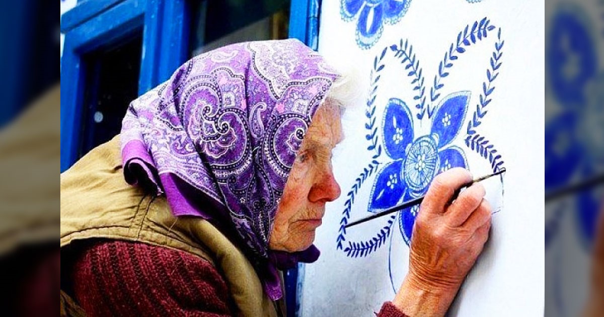 Une vieille femme peint son village