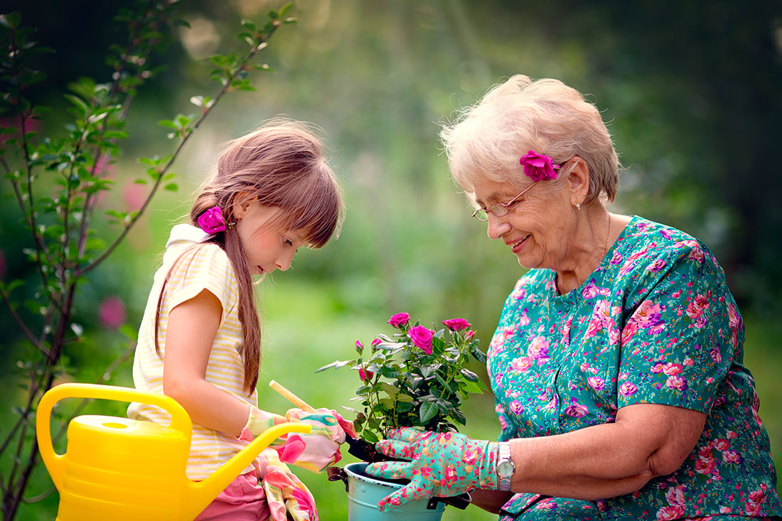 grand-mère et petit-fils jardinant ensemble