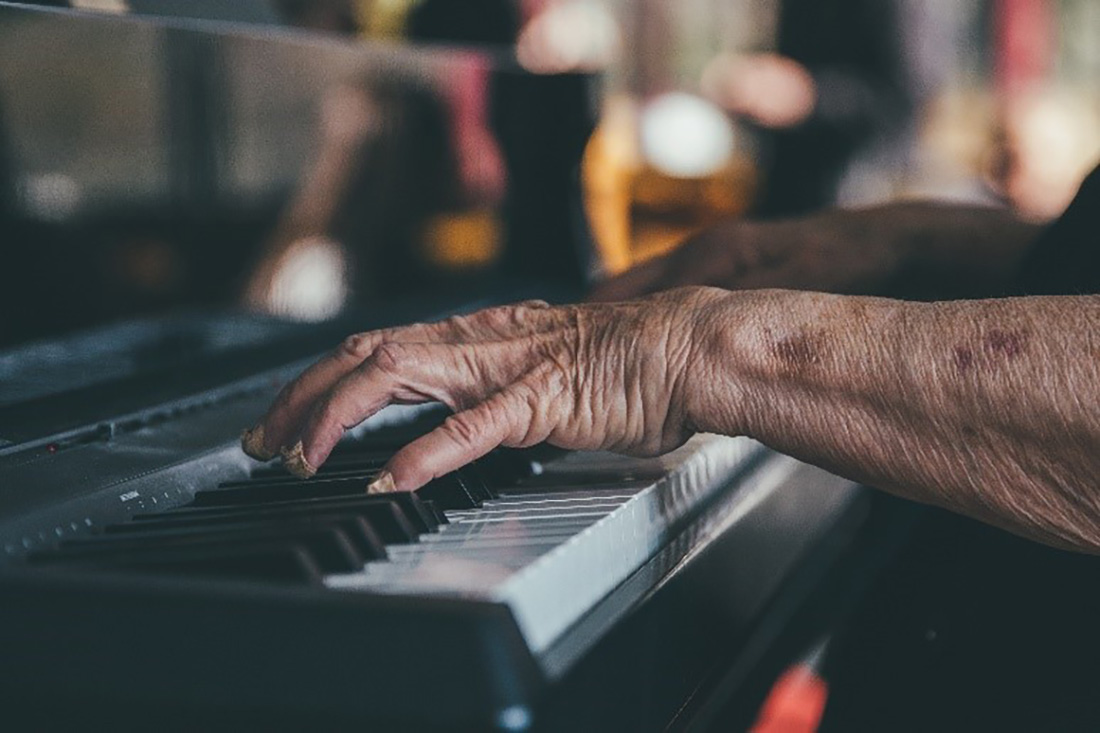 Trouvez le temps d'apprendre de jouer un instrument de musique pendant votre retraite