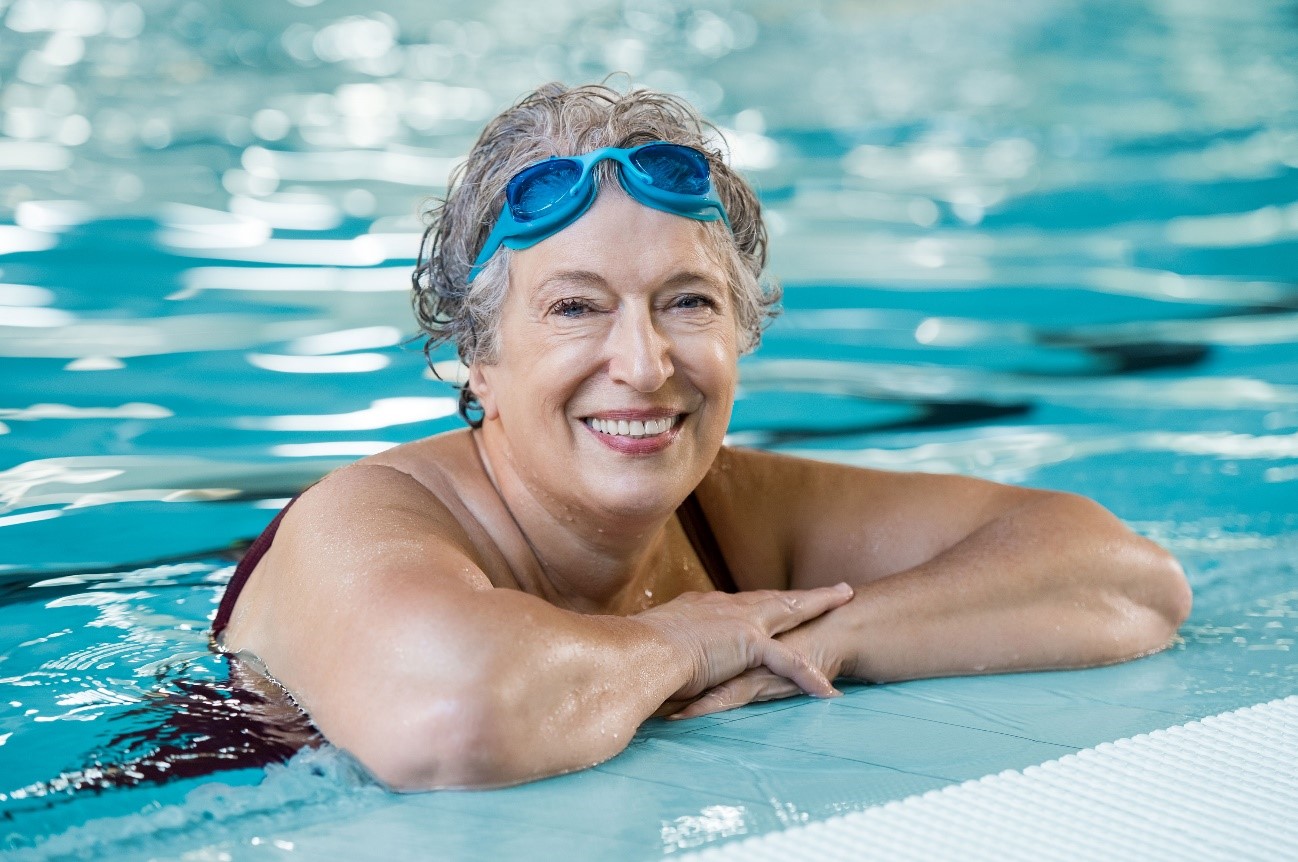 Comment améliorer l'équilibre et réduire le risque de chutes avec la natation?