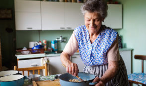 les personnes âgées vivent chez elles plus longtemps