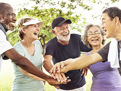 Un groupe de personnes âgées enthousiastes et motivées s’encouragent mutuellement