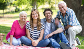 Passer du temps avec notre famille et d’acquérir de nouvelles compétence sont des facteurs importants pour être heureux pendant votre retraite.