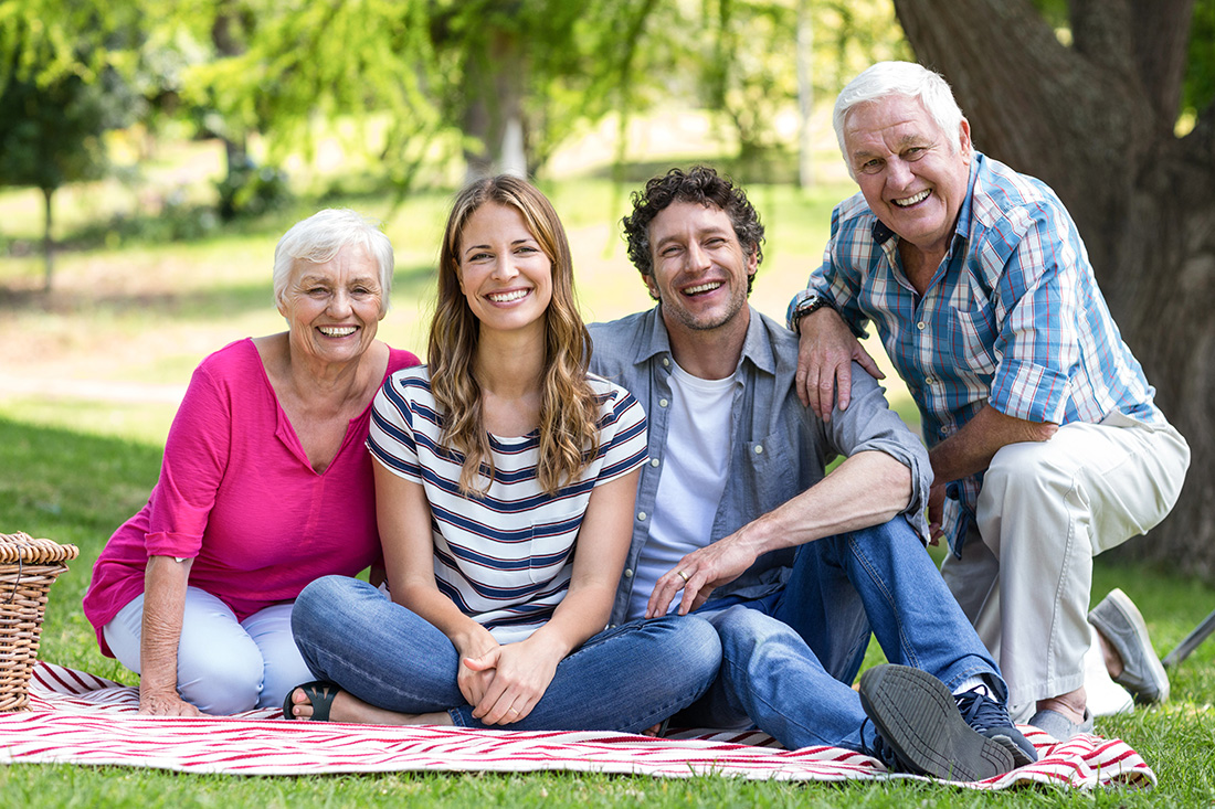 Passer du temps avec notre famille et d’acquérir de nouvelles compétence sont des facteurs importants pour être heureux pendant votre retraite.