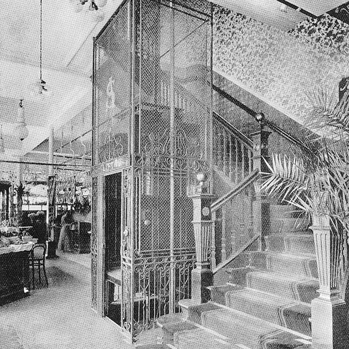 L’un des plus anciens ascenseurs Stannah (photo de 1925).