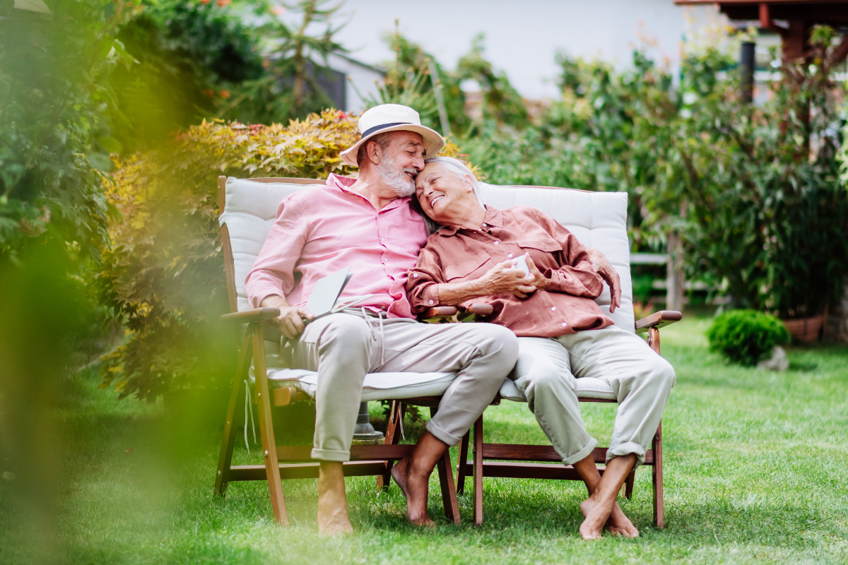 Couple de personnes âgées assis dans le jardin