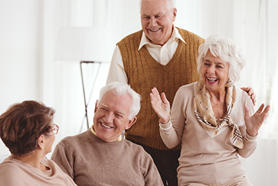 Een groep ouderen maken plezier tijdens een bezoek aan elkaar