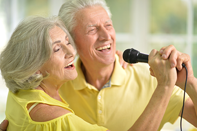 Senioren zingen karaoke