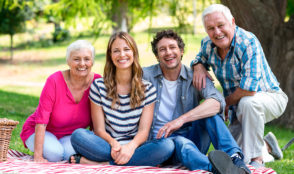 Tijd doorbrengen met familie en het leren van nieuwe vaardigheden zijn belangrijke factoren om gelukkig te zijn tijdens uw pensioen.