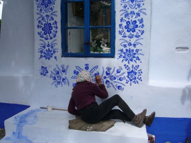 Anežka versierd de huizen met Moravische kunst.